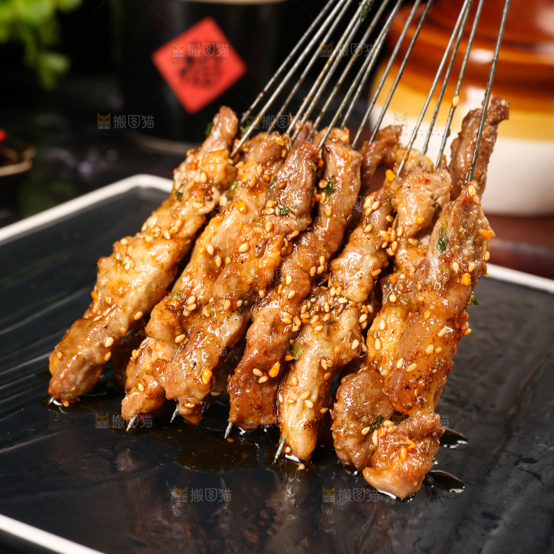 黑底上的羊肉串