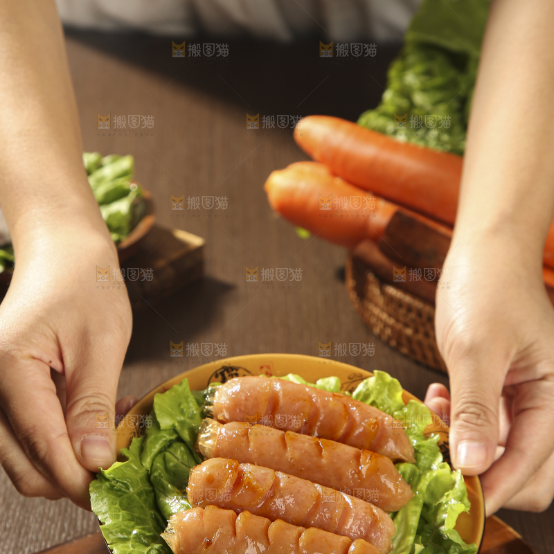 木底上的烤肠
