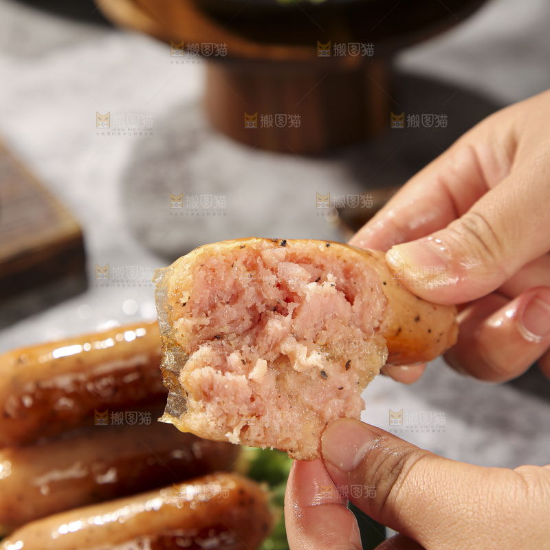深底上的烤肠