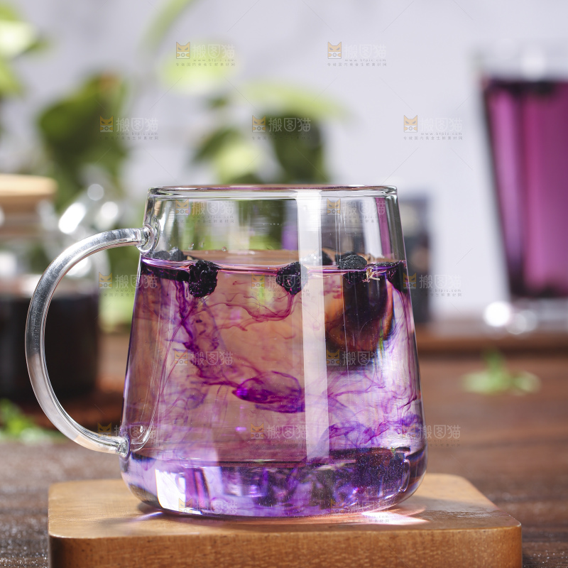 杯子里装着黑枸杞茶