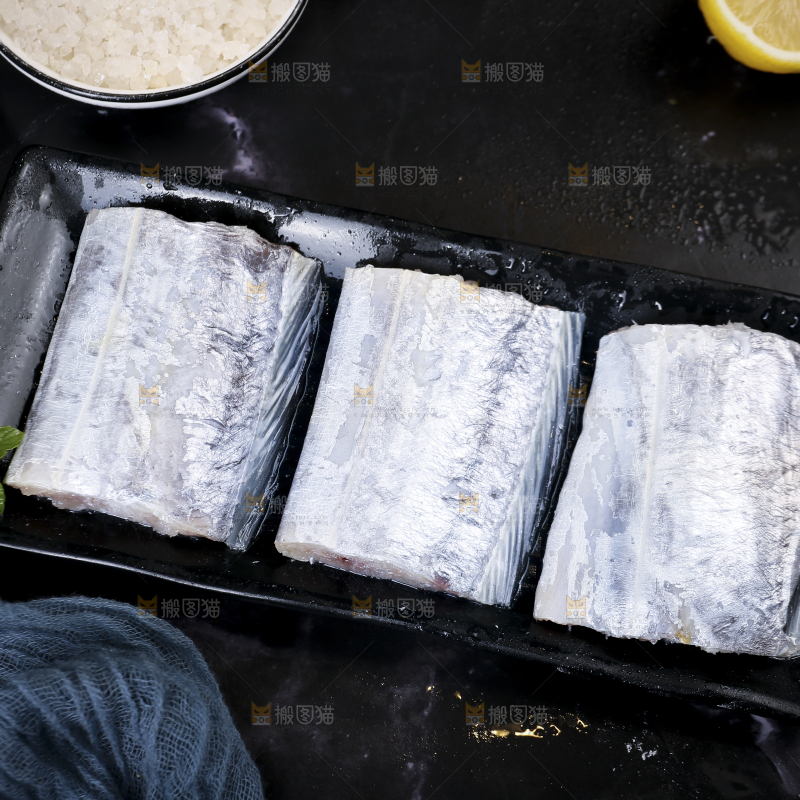 黑底上的鲜冻带鱼段