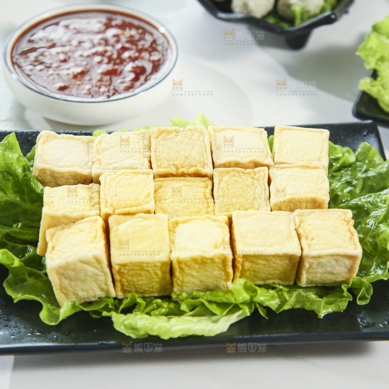 浅底上的火锅丸子