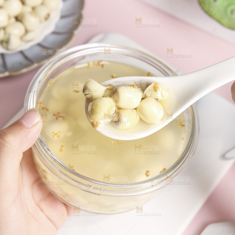 浅底上的莲子银耳汤