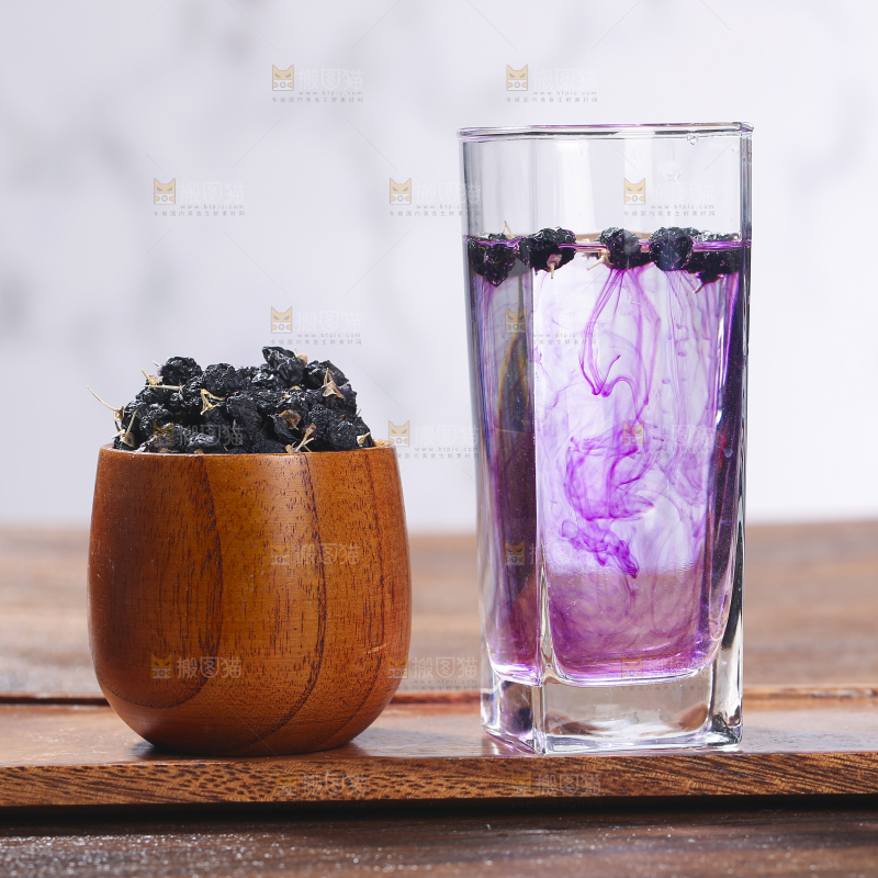 杯子里装着黑枸杞茶