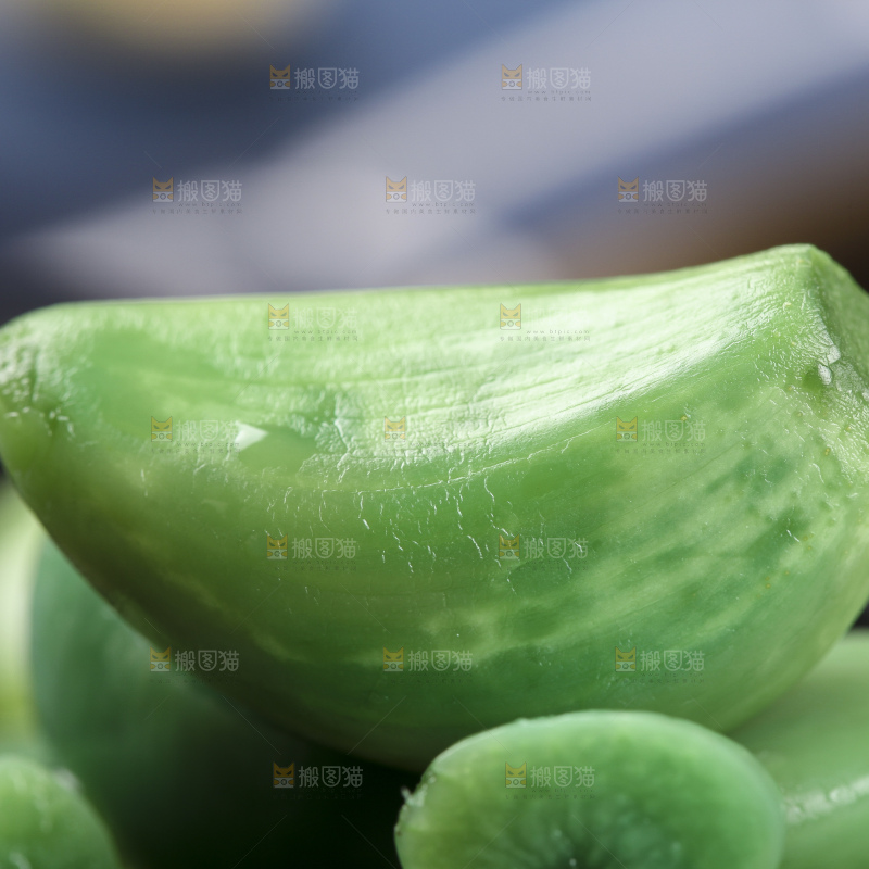 深底上的腊八蒜