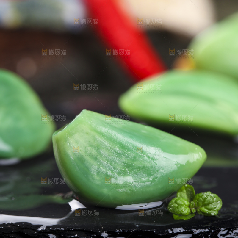 深底上的腊八蒜