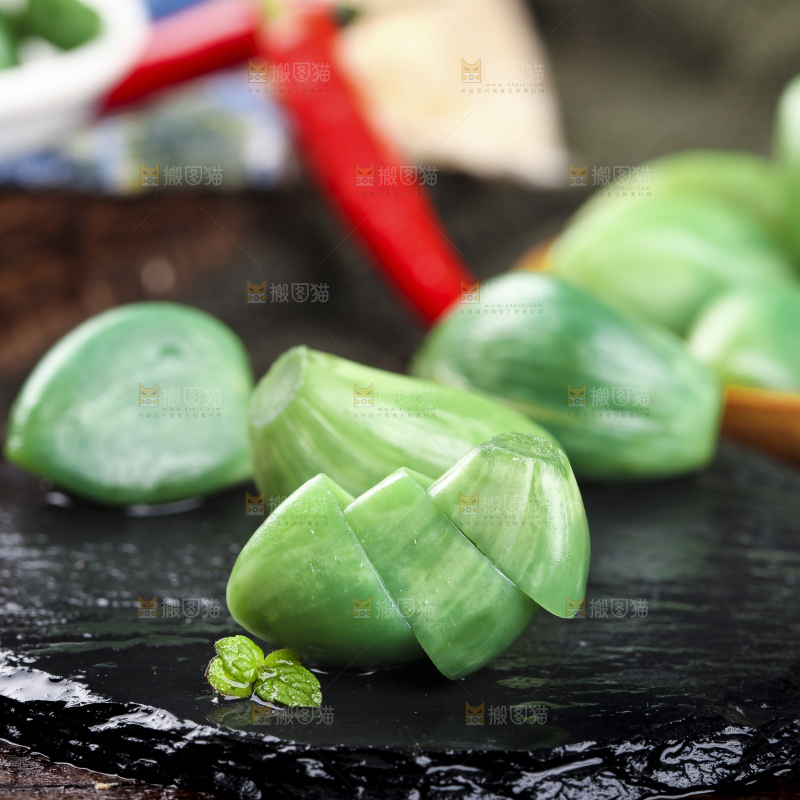 深底上的腊八蒜