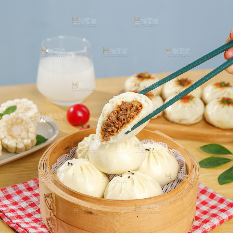 浅底上的牛肉包子