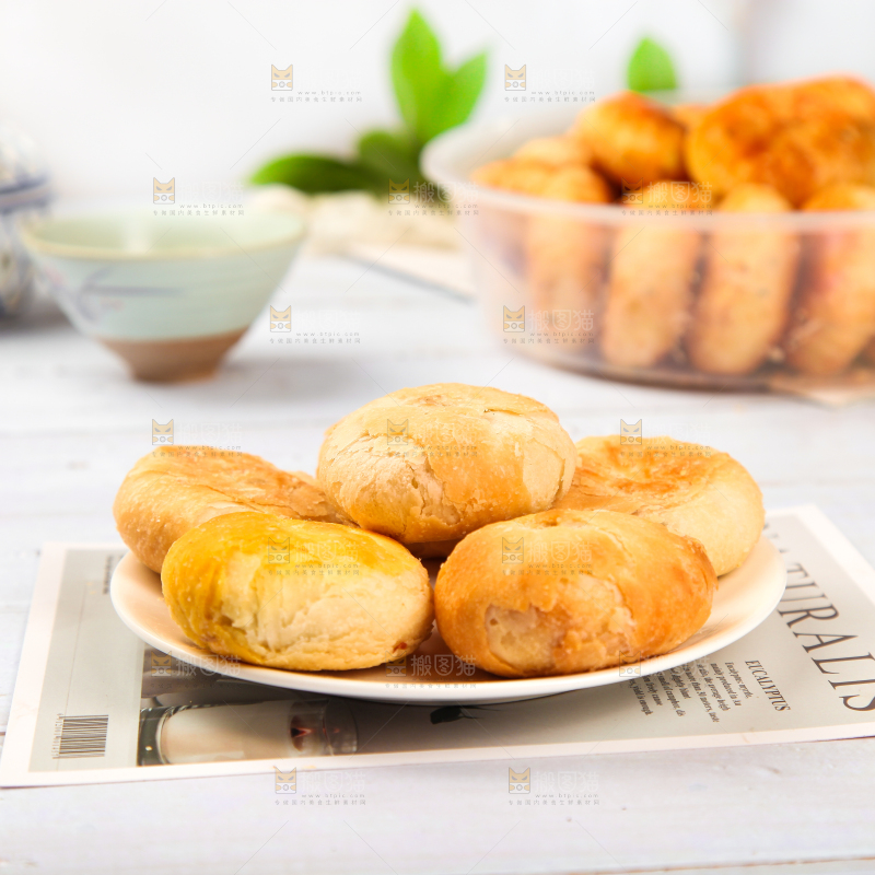 白底上摆放着苏式月饼