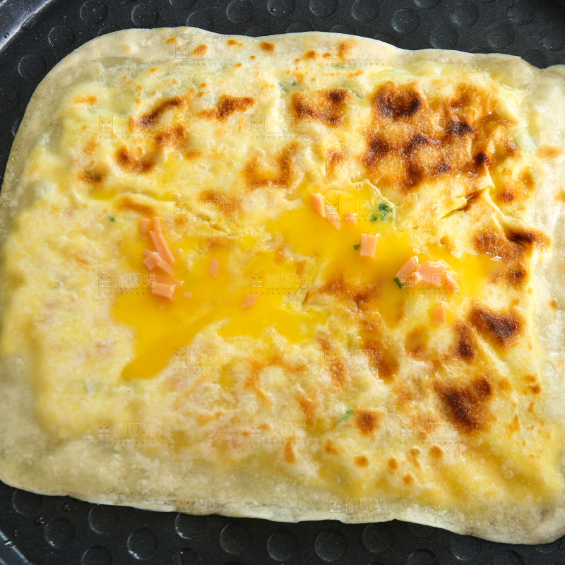 锅里的鸡蛋灌饼