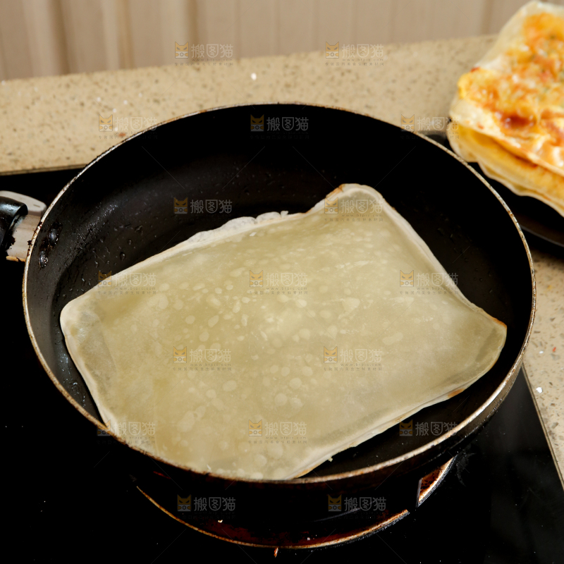 锅里的鸡蛋灌饼