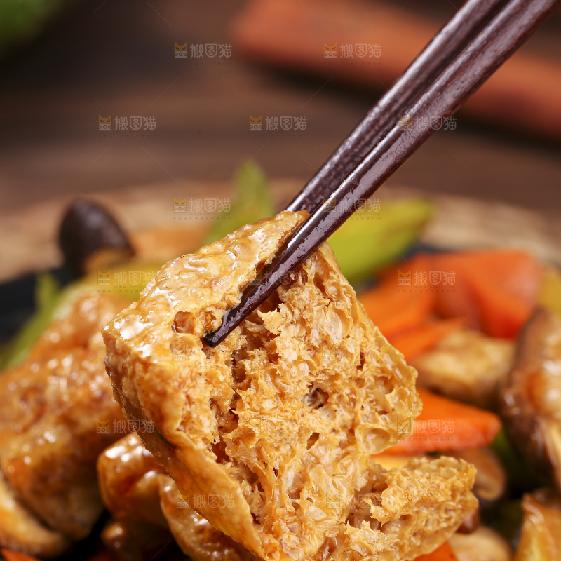 深底上的炒豆泡
