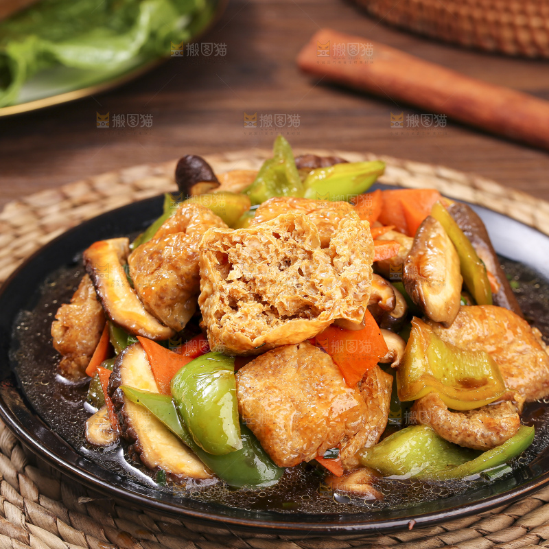深底上的炒豆泡