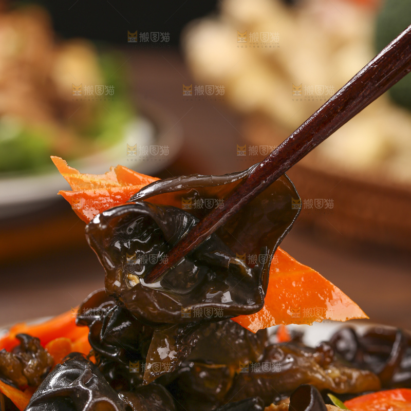 深底上的黑木耳炒肉