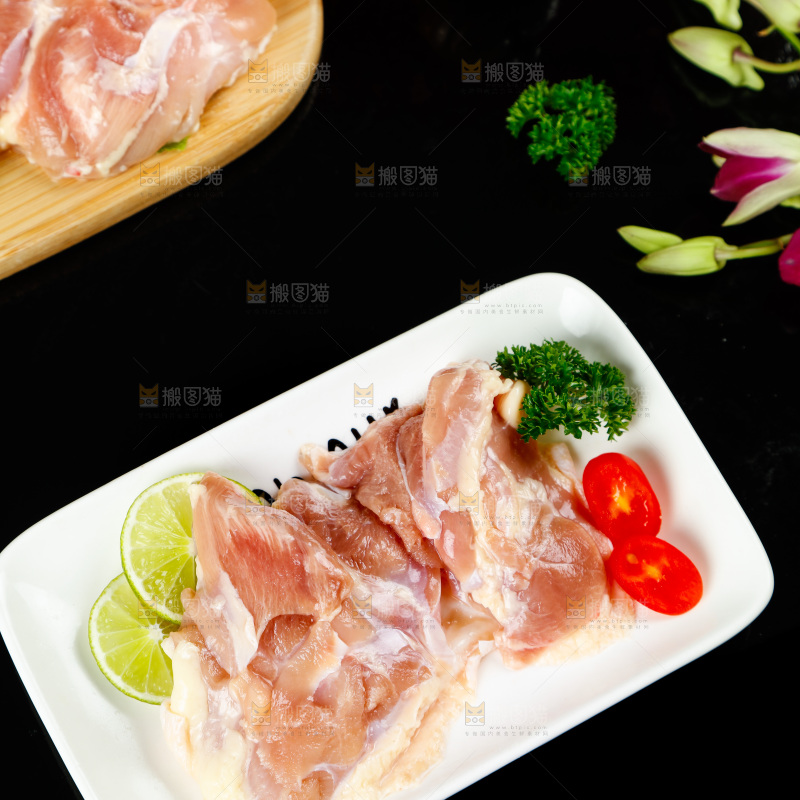 深底上的鸡腿肉