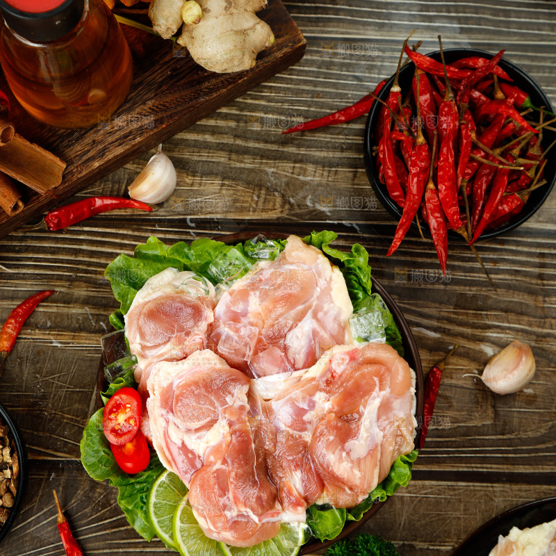 深底上的鸡腿肉