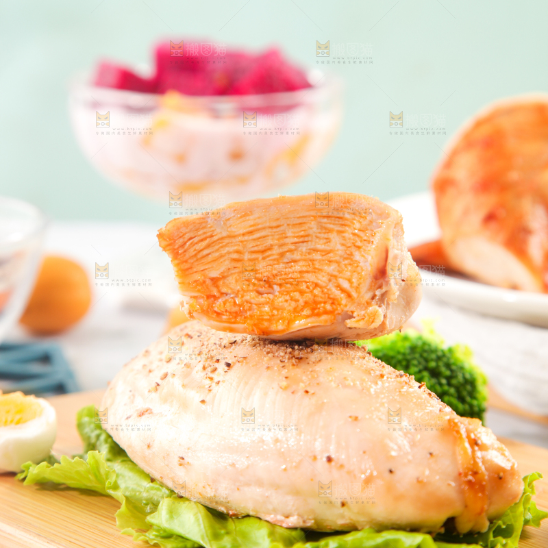 浅底上的鸡胸肉