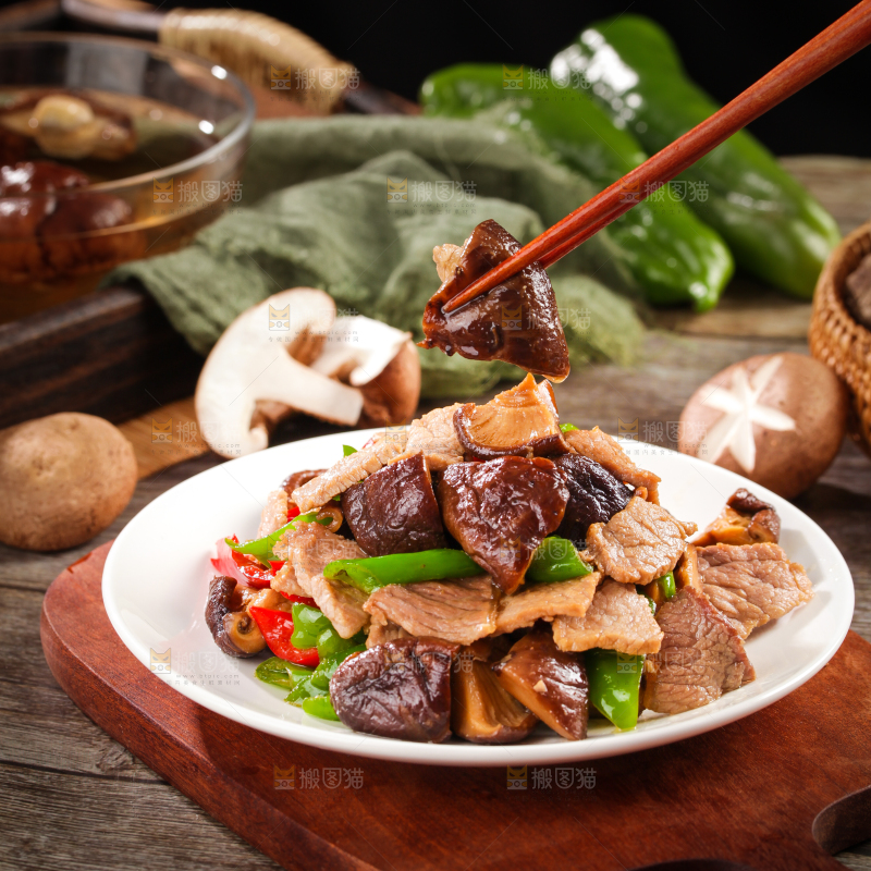 深底上的香菇肉片