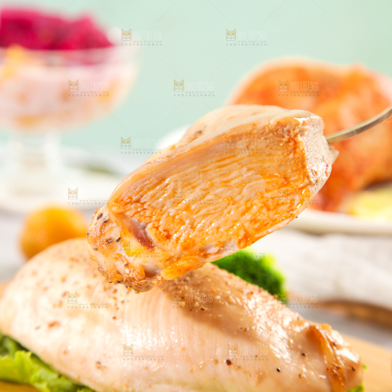 浅底上的鸡胸肉