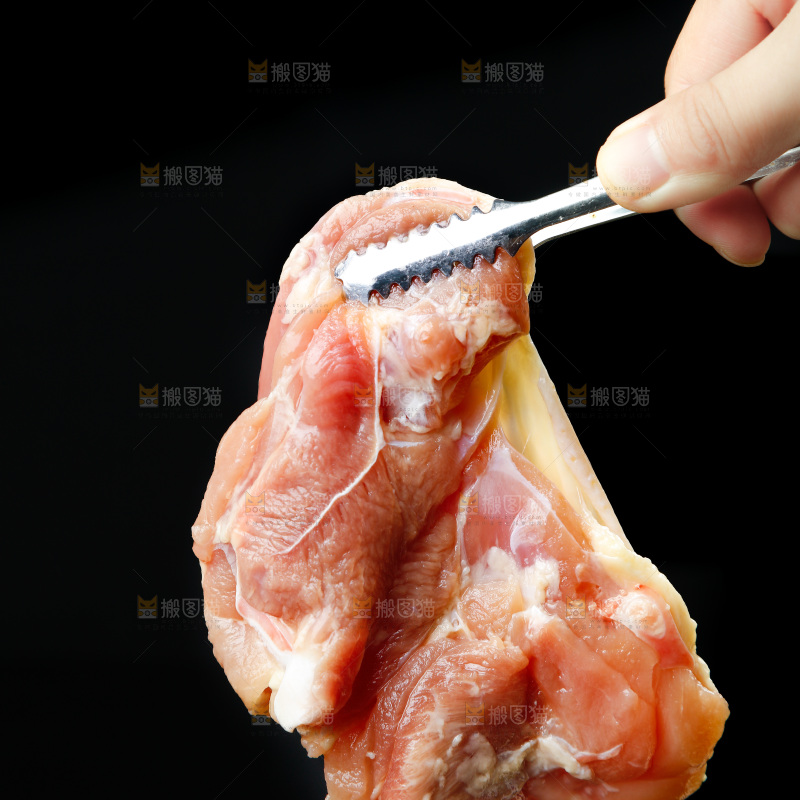 深底上的鸡腿肉