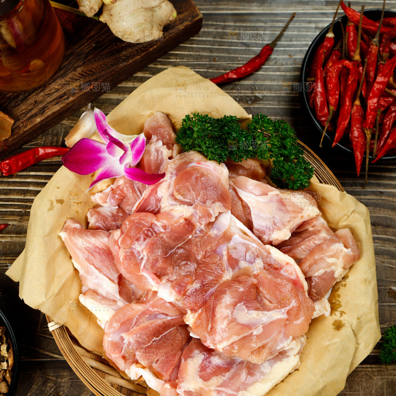 深底上的鸡腿肉