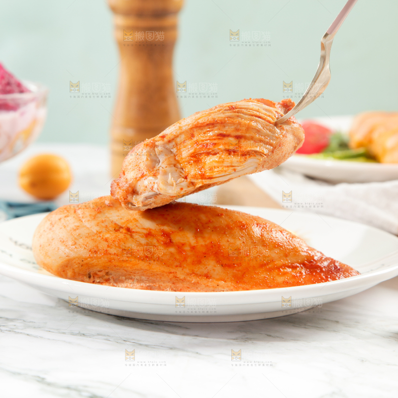 浅底上的鸡胸肉