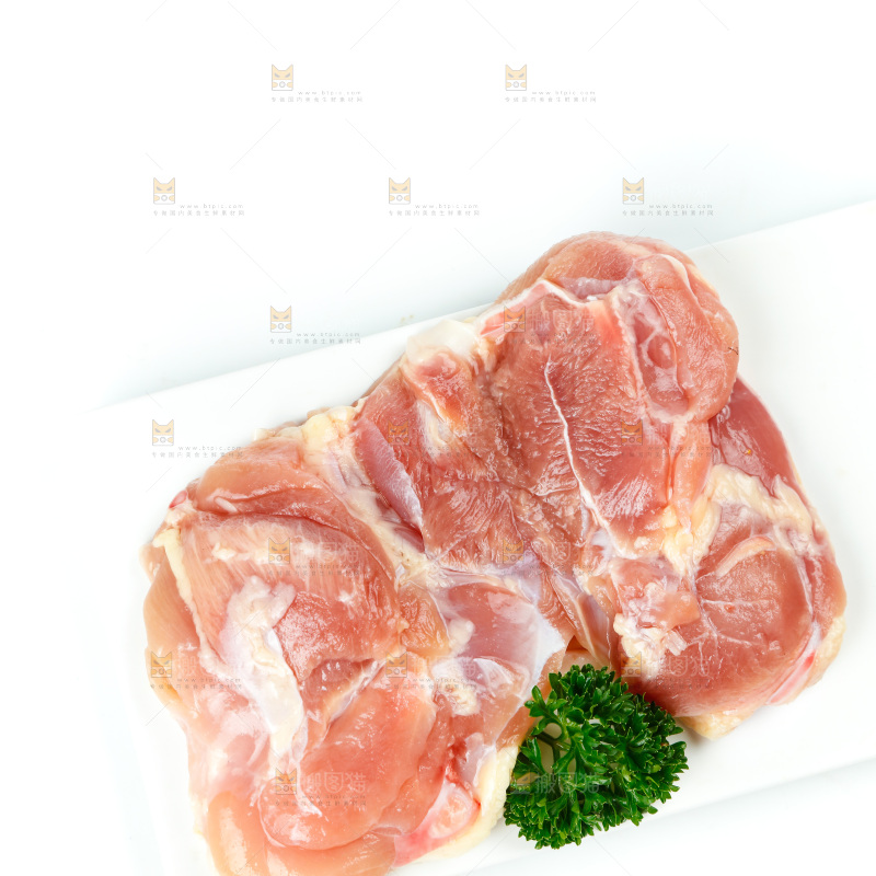 白底上的鸡腿肉