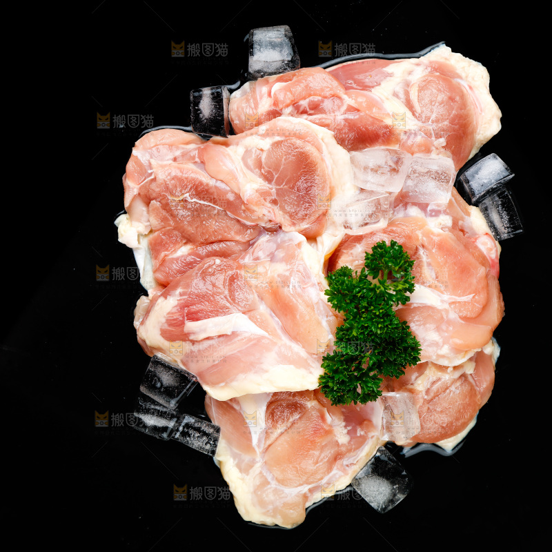 深底上的鸡腿肉