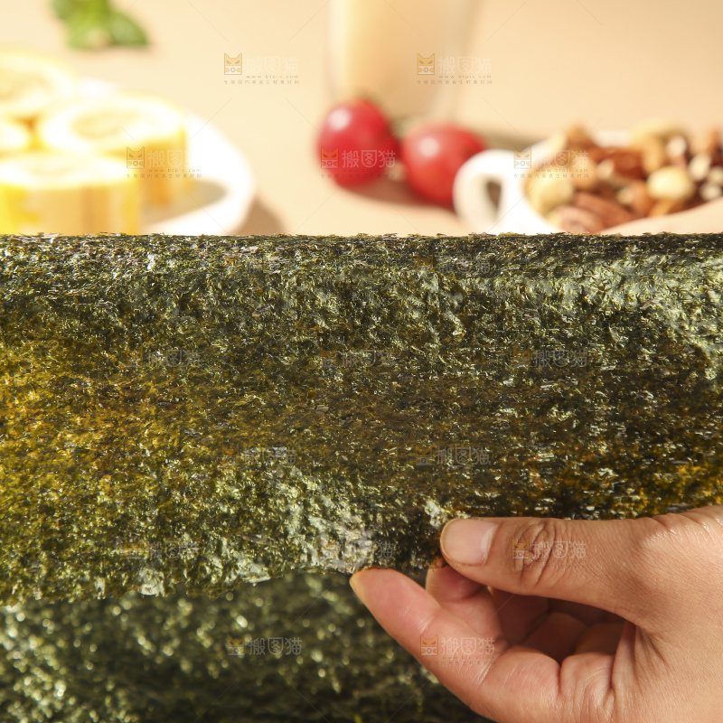 浅底上的海苔卷