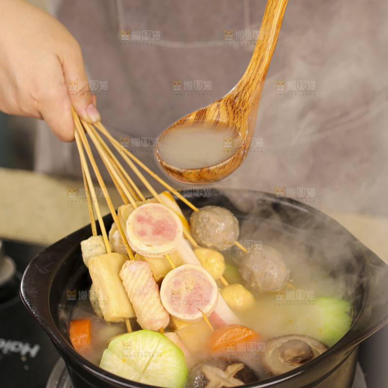砂锅里煮着肉丸