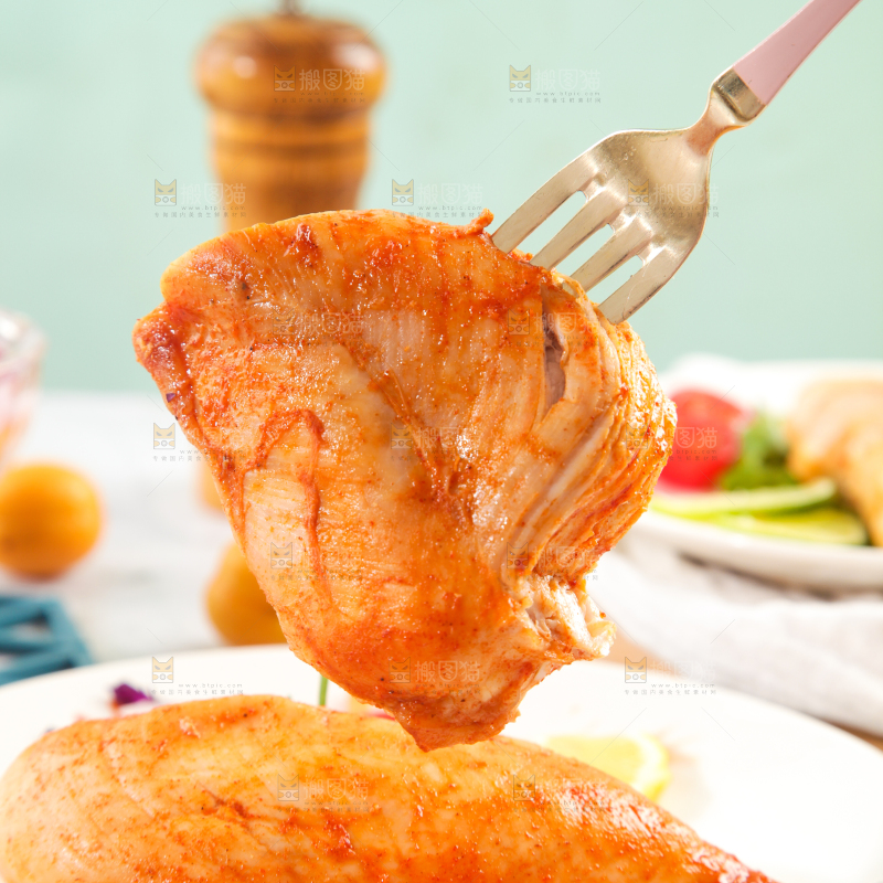 浅底上的鸡胸肉