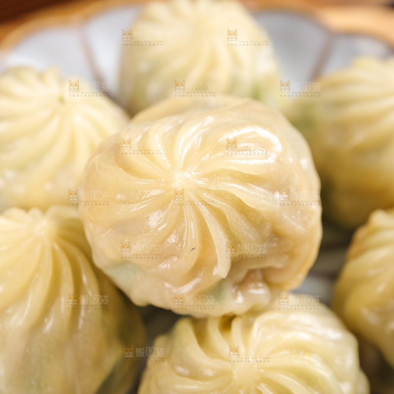 木底上摆放着的小包子