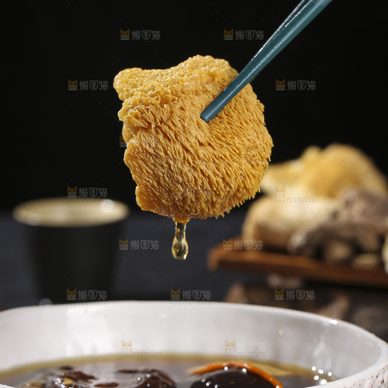 木底上的菌菇汤