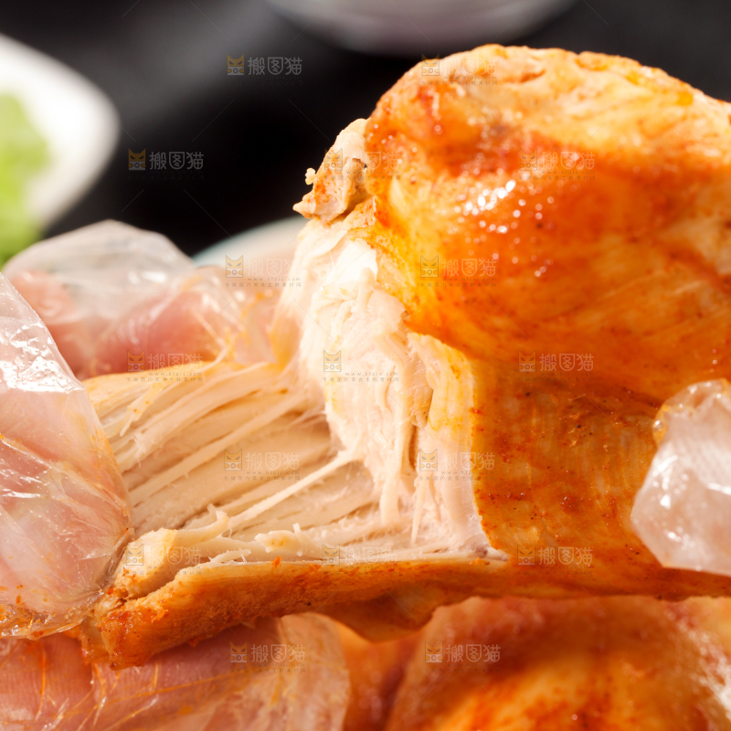 浅底上的鸡胸肉