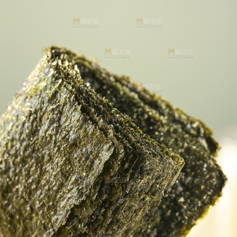 浅底上的海苔卷