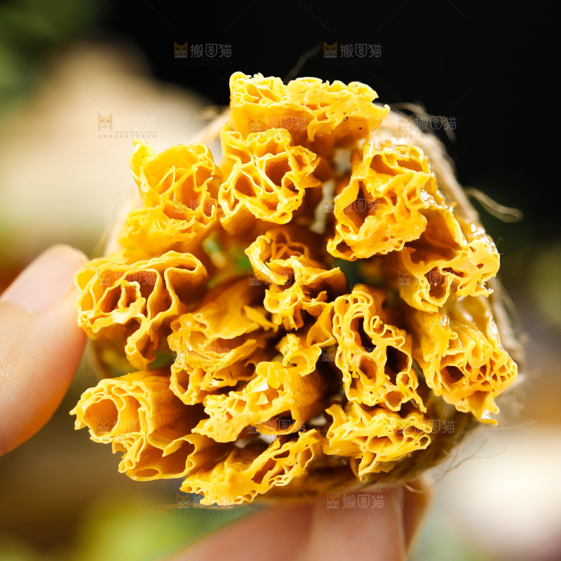 木底上摆放着豆皮
