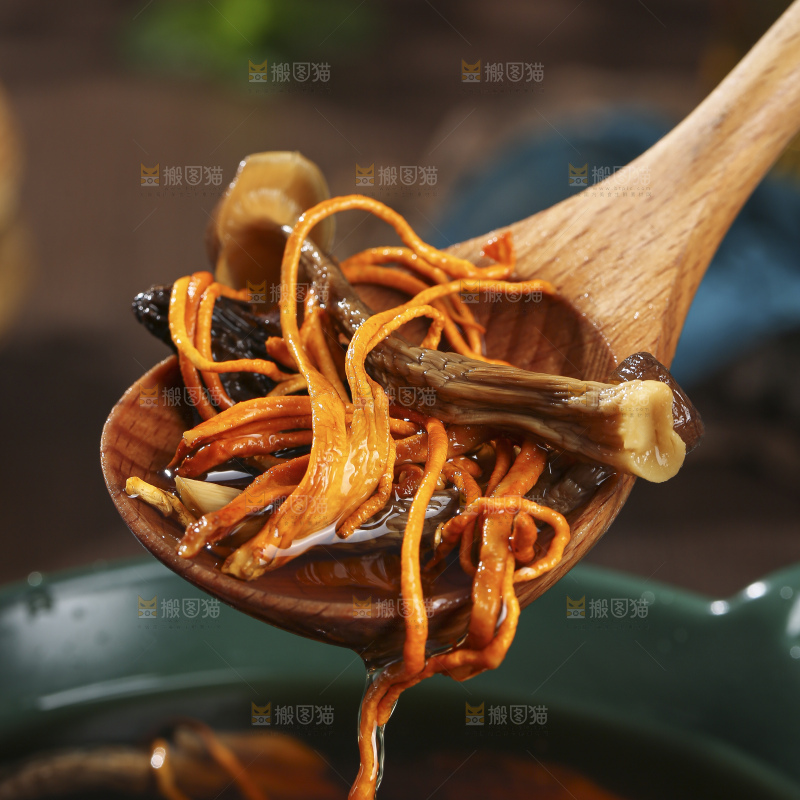 木底上的菌菇汤