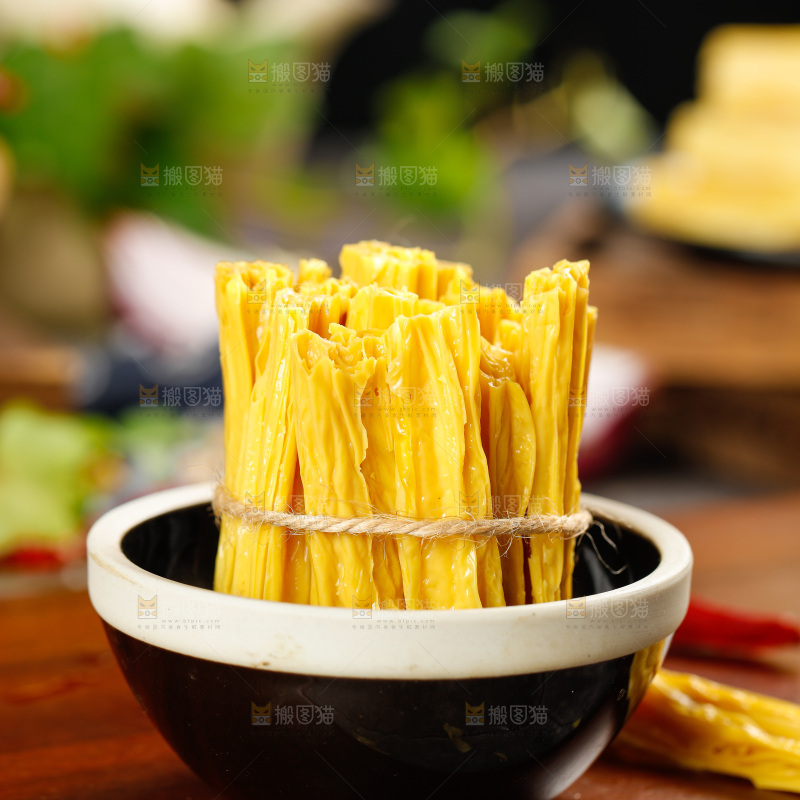 木底上摆放着豆皮