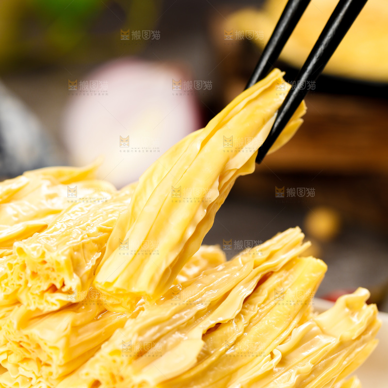 木底上摆放着豆皮
