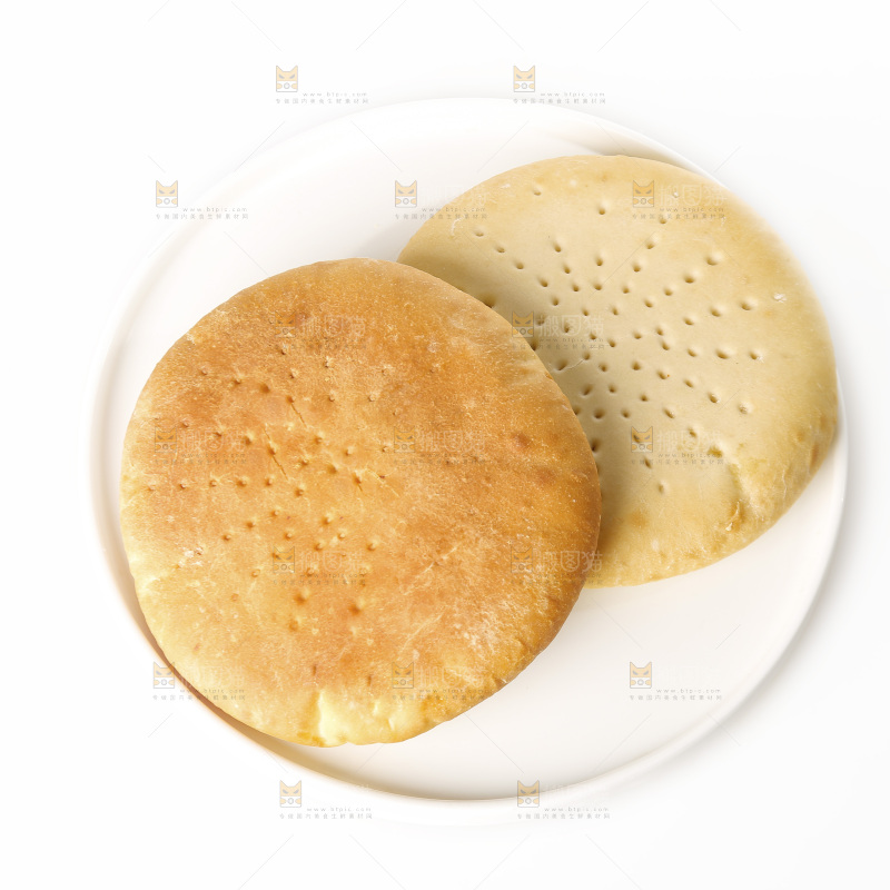 白底上的披萨饼