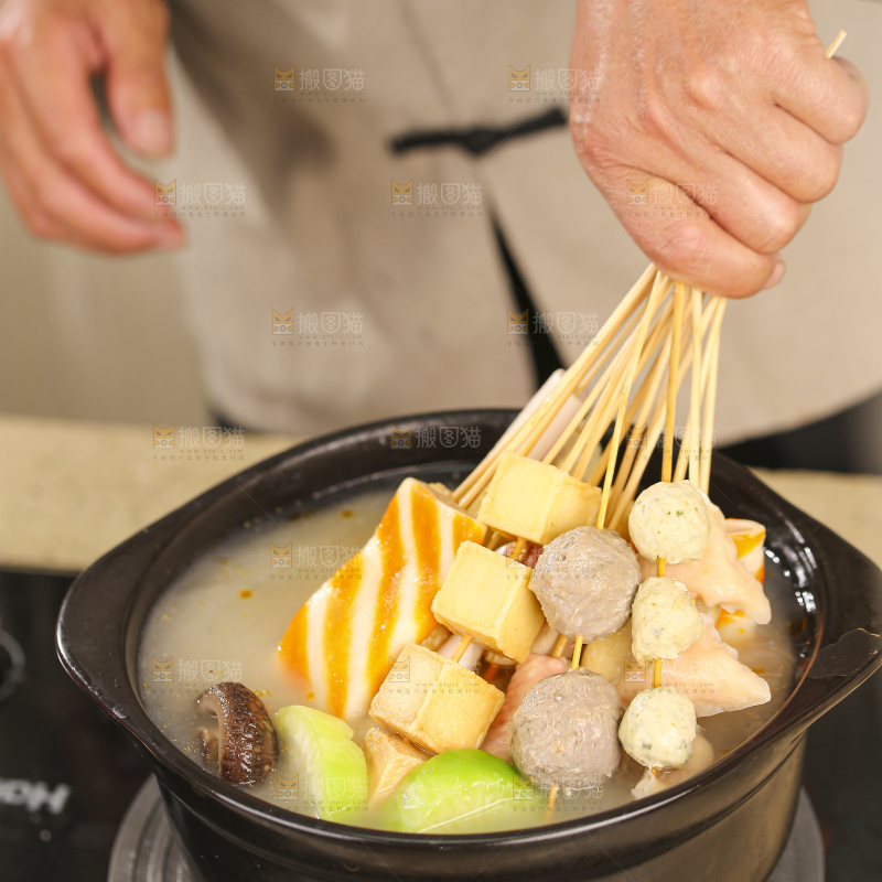砂锅里煮着肉丸