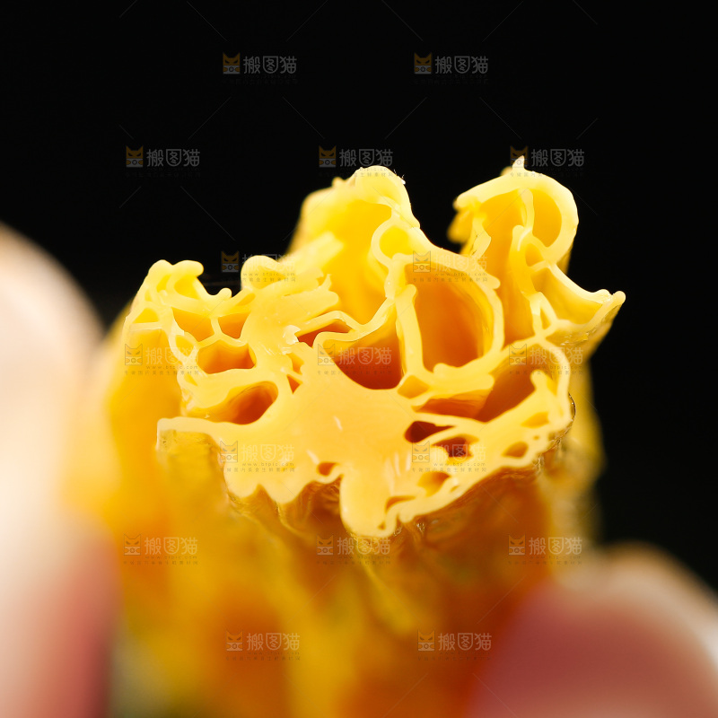 手里拿着腐竹