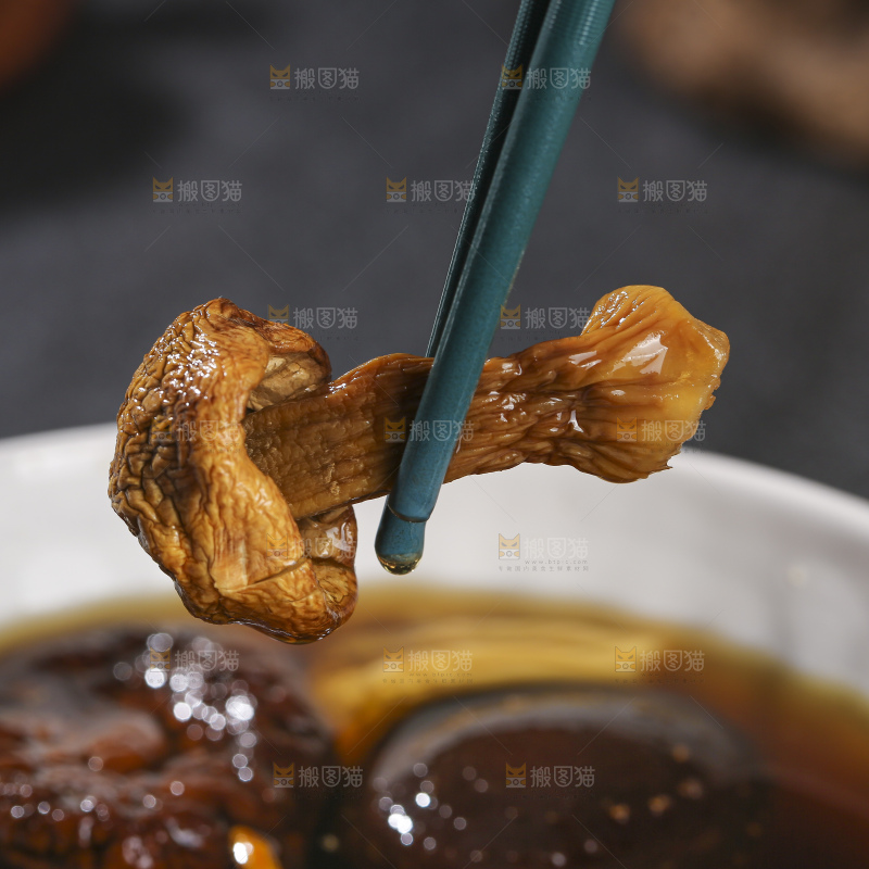 木底上的菌菇汤