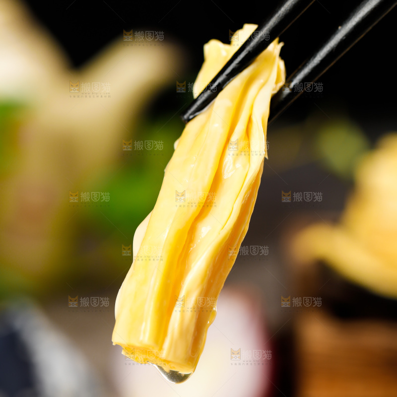 木底上摆放着豆皮