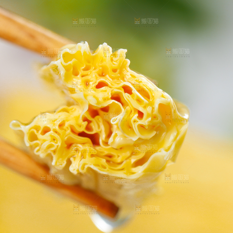 筷子夹着豆皮