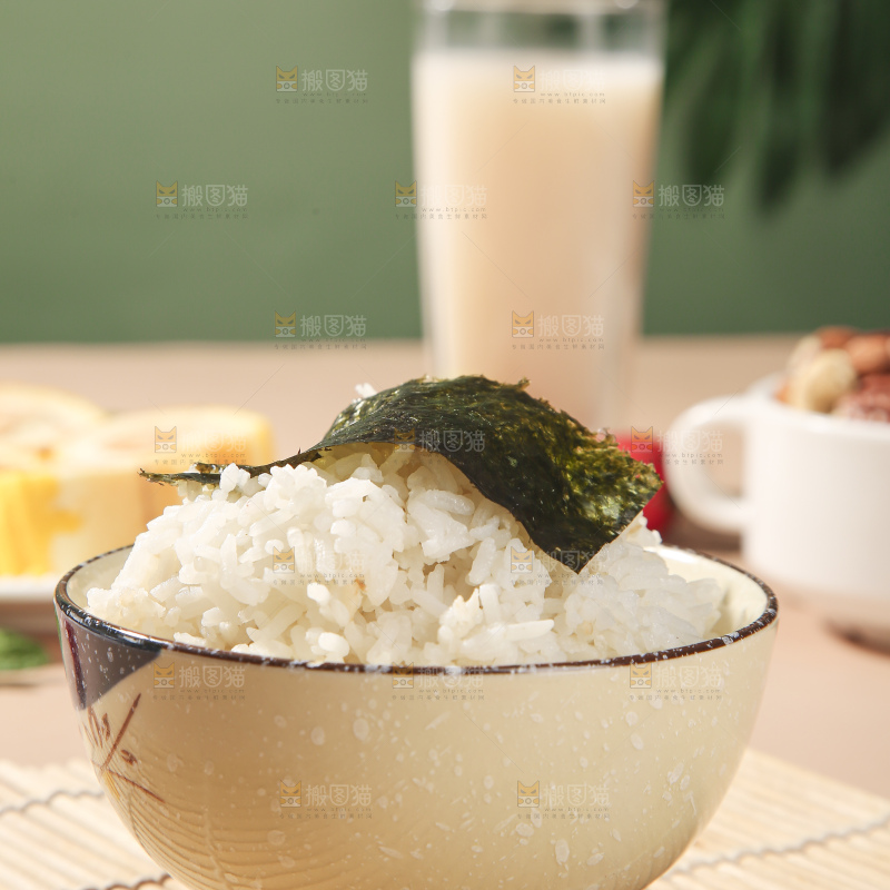 浅底上的海苔包饭