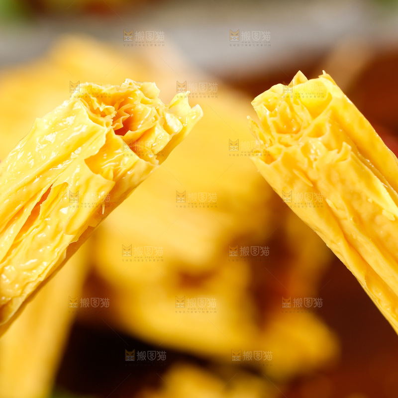 手里拿着腐竹