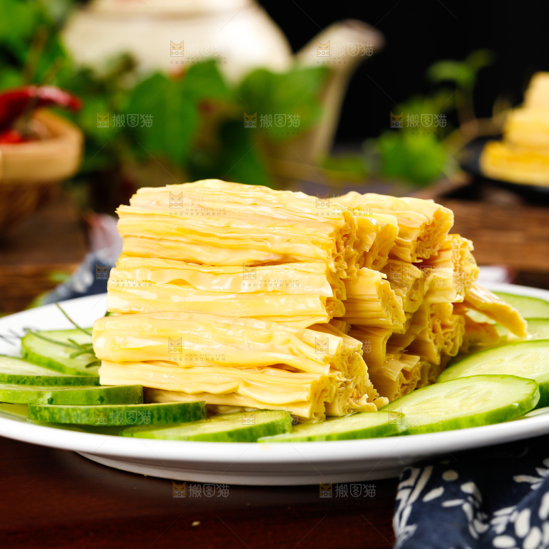 碟子里装着黄豆皮