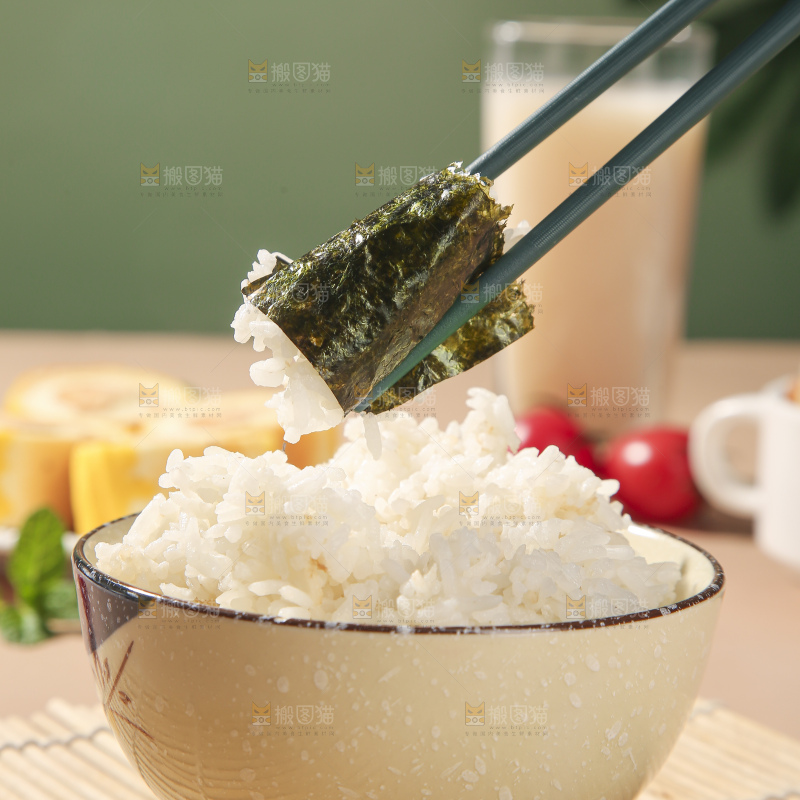 浅底上的海苔包饭