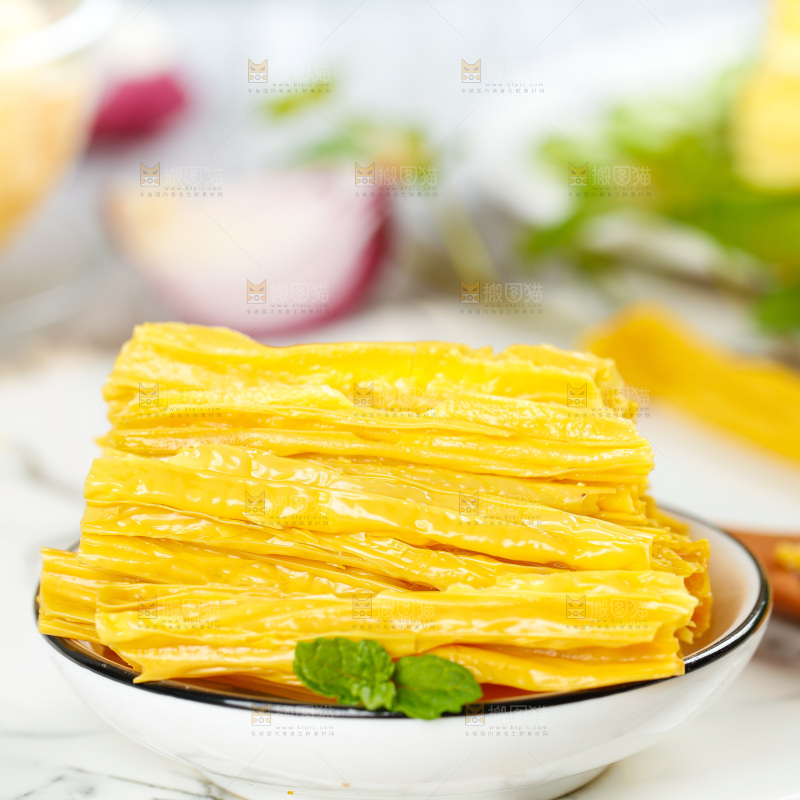 格子底上放着腐竹